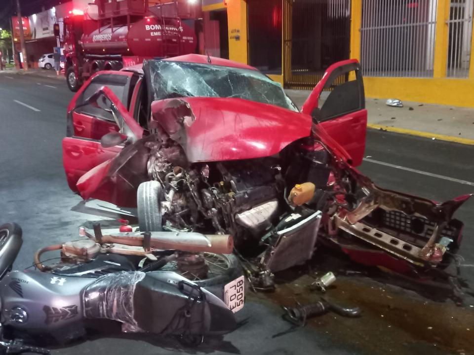 Foto 3 de 11 — Acidente deixa três pessoas gravemente feridas na Via Expressa; veja imagens